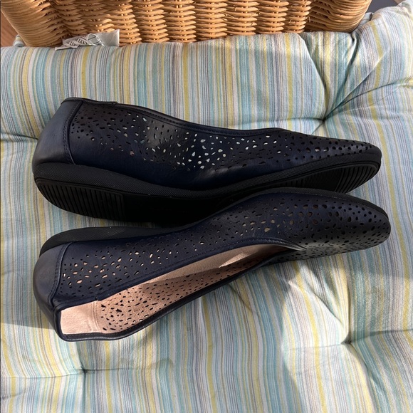 Croft & Barrow Black Perforated Flats - Picture 4 of 8